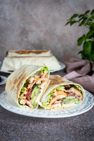 Zdjęcie - Tortilla z kurczakiem, halloumi i warzywami - Przepisy kulinarne ze zdjęciami