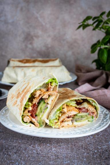 Zdjęcie - Tortilla z kurczakiem, halloumi i warzywami - Przepisy kulinarne ze zdjęciami