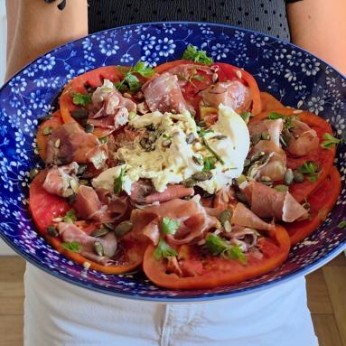 Zdjęcie: Sałatka w 5 minut z szynką parmeńską i burratą Zdjęcie - Sałatka w 5 minut z szynką parmeńską i burratą - Przepisy kulinarne ze zdjęciami