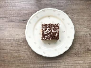 Zdjęcie: Ciasto 3 Bit bez pieczenia z masą krówkową – prosty przepis na herbatnikach Zdjęcie - Ciasto 3 Bit bez pieczenia z masą krówkową – prosty przepis na herbatnikach - Przepisy kulinarne ze zdjęciami