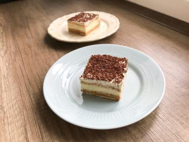 Zdjęcie: Ciasto 3 Bit bez pieczenia z masą krówkową – prosty przepis na herbatnikach Zdjęcie - Ciasto 3 Bit bez pieczenia z masą krówkową – prosty przepis na herbatnikach - Przepisy kulinarne ze zdjęciami