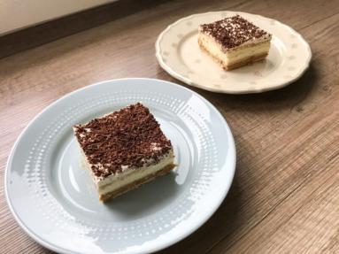 Zdjęcie: Ciasto 3 Bit bez pieczenia z masą krówkową – prosty przepis na herbatnikach Zdjęcie - Ciasto 3 Bit bez pieczenia z masą krówkową – prosty przepis na herbatnikach - Przepisy kulinarne ze zdjęciami
