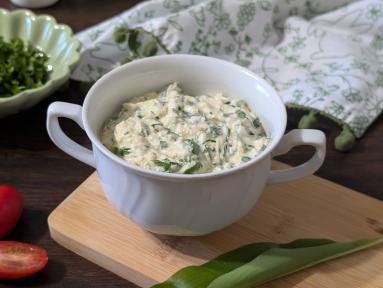 Zdjęcie - Pasta jajeczna z czosnkiem niedźwiedzim - Przepisy kulinarne ze zdjęciami