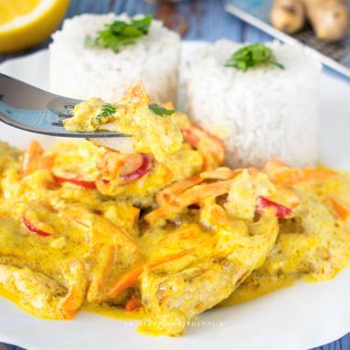 Zdjęcie - Kurczak w sosie curry z warzywami - Przepisy kulinarne ze zdjęciami