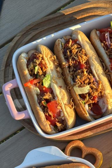 Zdjęcie - Hot dogi z grilla - Przepisy kulinarne ze zdjęciami