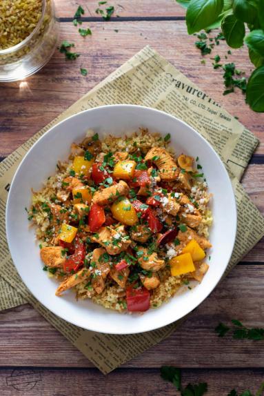 Zdjęcie: Kasza bulgur z kurczakiem, papryką i pieczarkami Zdjęcie - Kasza bulgur z kurczakiem, papryką i pieczarkami - Przepisy kulinarne ze zdjęciami