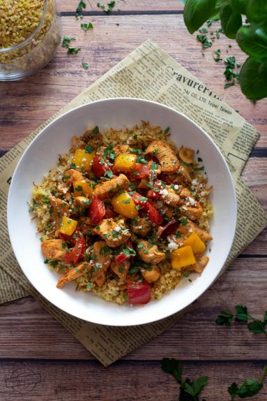 Zdjęcie - Kasza bulgur z kurczakiem, papryką i pieczarkami - Przepisy kulinarne ze zdjęciami