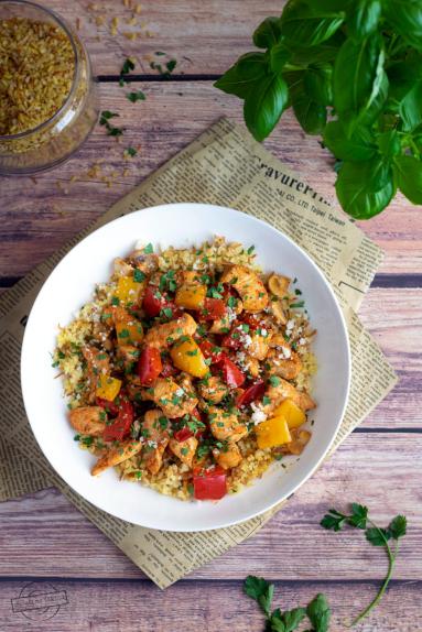 Zdjęcie: Kasza bulgur z kurczakiem, papryką i pieczarkami Zdjęcie - Kasza bulgur z kurczakiem, papryką i pieczarkami - Przepisy kulinarne ze zdjęciami