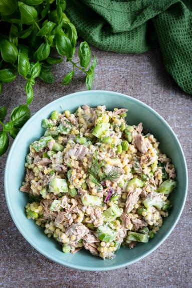 Zdjęcie - Sałatka z tuńczykiem, kuskusem perłowym, og&oacute;rkiem i koperkowym sosem jogurtowym - Przepisy kulinarne ze zdjęciami