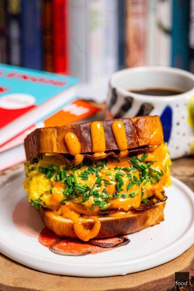 Zdjęcie - Egg drop sandwich &ndash; koreańska kanapka z jajecznicą - Przepisy kulinarne ze zdjęciami