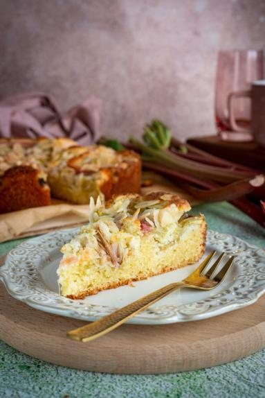 Zdjęcie - Ciasto migdałowe z rabarbarem - Przepisy kulinarne ze zdjęciami