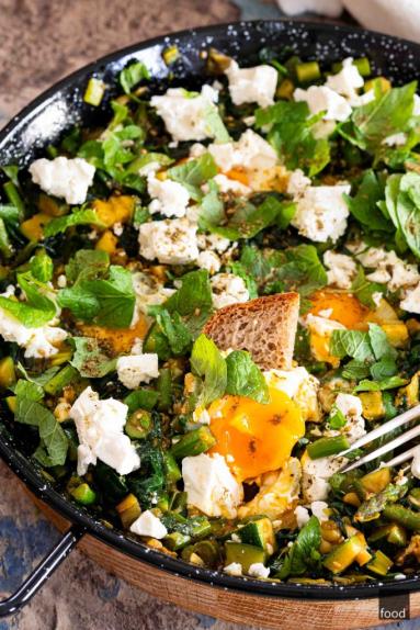 Zdjęcie: Zielona shakshuka ze szparagami i serem feta Zdjęcie - Zielona shakshuka ze szparagami i serem feta - Przepisy kulinarne ze zdjęciami