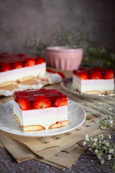 Zdjęcie - Ciasto piankowe z truskawkami &ndash; bez pieczenia - Przepisy kulinarne ze zdjęciami