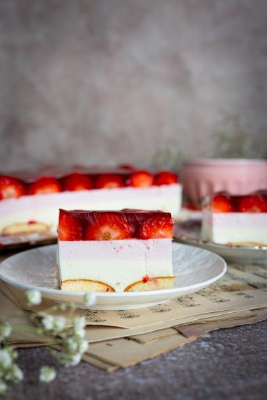 Zdjęcie - Ciasto piankowe z truskawkami &ndash; bez pieczenia - Przepisy kulinarne ze zdjęciami