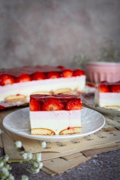 Zdjęcie: Ciasto piankowe z truskawkami – bez pieczenia Zdjęcie - Ciasto piankowe z truskawkami – bez pieczenia - Przepisy kulinarne ze zdjęciami