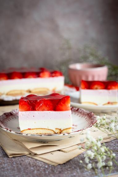Zdjęcie - Ciasto piankowe z truskawkami &ndash; bez pieczenia - Przepisy kulinarne ze zdjęciami