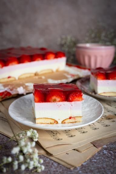 Zdjęcie - Ciasto piankowe z truskawkami &ndash; bez pieczenia - Przepisy kulinarne ze zdjęciami