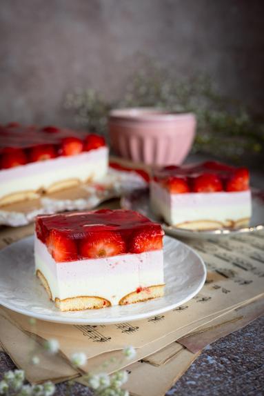 Zdjęcie - Ciasto piankowe z truskawkami &ndash; bez pieczenia - Przepisy kulinarne ze zdjęciami