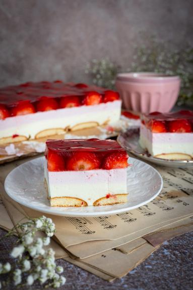 Zdjęcie - Ciasto piankowe z truskawkami &ndash; bez pieczenia - Przepisy kulinarne ze zdjęciami