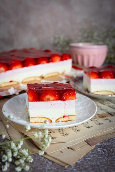 Zdjęcie - Ciasto piankowe z truskawkami &ndash; bez pieczenia - Przepisy kulinarne ze zdjęciami