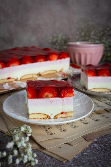Zdjęcie - Ciasto piankowe z truskawkami &ndash; bez pieczenia - Przepisy kulinarne ze zdjęciami