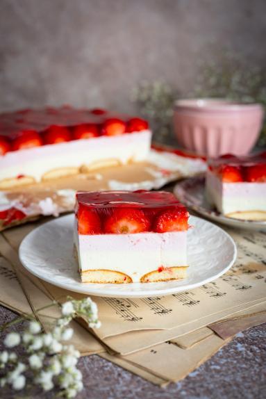 Zdjęcie - Ciasto piankowe z truskawkami &ndash; bez pieczenia - Przepisy kulinarne ze zdjęciami