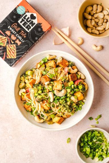 Zdjęcie: Noodle w sosie orzechowym z tofu Zdjęcie - Noodle w sosie orzechowym z tofu - Przepisy kulinarne ze zdjęciami