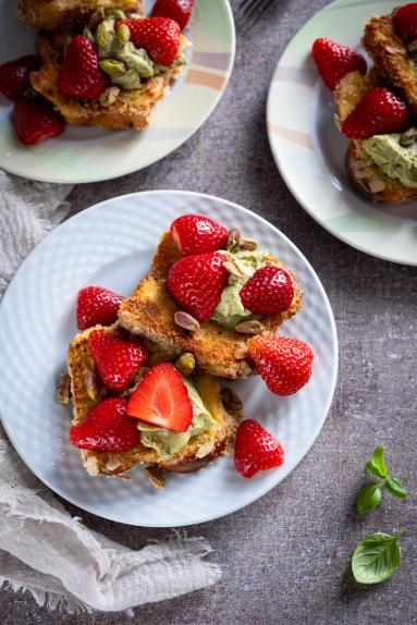 Zdjęcie - Tosty francuskie panierowane w panko i migdałach z kremem pistacjowym i truskawkami - Przepisy kulinarne ze zdjęciami