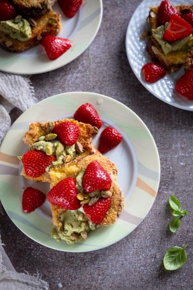 Zdjęcie: Tosty francuskie panierowane w panko i migdałach z kremem pistacjowym i truskawkami Zdjęcie - Tosty francuskie panierowane w panko i migdałach z kremem pistacjowym i truskawkami - Przepisy kulinarne ze zdjęciami
