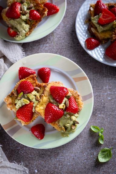 Zdjęcie - Tosty francuskie panierowane w panko i migdałach z kremem pistacjowym i truskawkami - Przepisy kulinarne ze zdjęciami