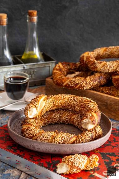 Zdjęcie - Simit &ndash; tureckie bajgle - Przepisy kulinarne ze zdjęciami