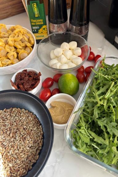 Zdjęcie - Prosta sałatka z tortellini i warzywami - Przepisy kulinarne ze zdjęciami
