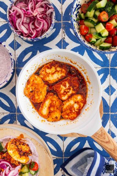 Zdjęcie - Wrapy z halloumi w sosie miodowym z chili - Przepisy kulinarne ze zdjęciami