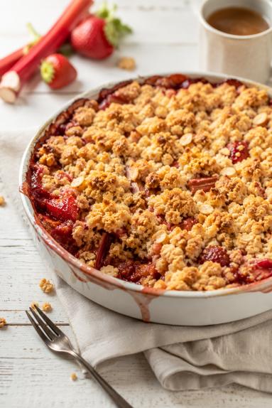 Zdjęcie - Crumble z truskawkami i rabarbarem - Przepisy kulinarne ze zdjęciami