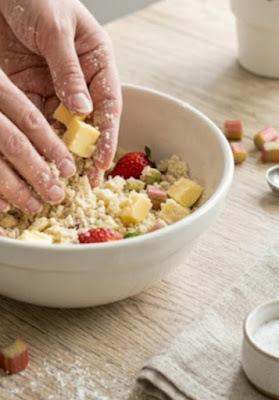 Zdjęcie - Crumble z truskawkami i rabarbarem - Przepisy kulinarne ze zdjęciami