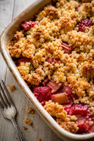 Zdjęcie: Crumble z truskawkami i rabarbarem Zdjęcie - Crumble z truskawkami i rabarbarem - Przepisy kulinarne ze zdjęciami