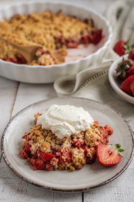 Zdjęcie: Crumble z truskawkami i rabarbarem Zdjęcie - Crumble z truskawkami i rabarbarem - Przepisy kulinarne ze zdjęciami