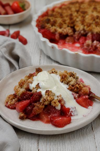 Zdjęcie: Crumble z truskawkami i rabarbarem Zdjęcie - Crumble z truskawkami i rabarbarem - Przepisy kulinarne ze zdjęciami