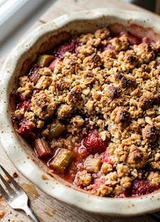Zdjęcie: Crumble z truskawkami i rabarbarem Zdjęcie - Crumble z truskawkami i rabarbarem - Przepisy kulinarne ze zdjęciami