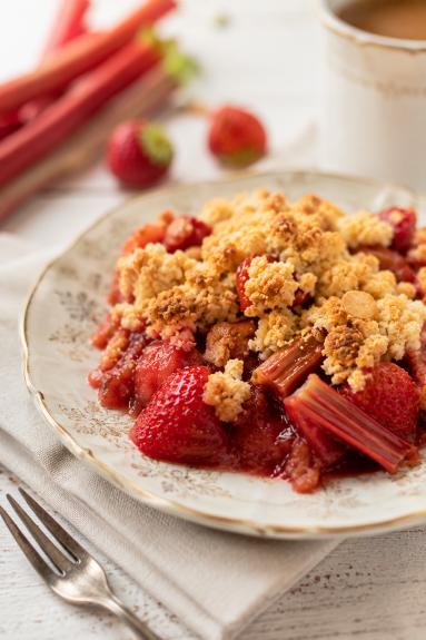 Zdjęcie - Crumble z truskawkami i rabarbarem - Przepisy kulinarne ze zdjęciami