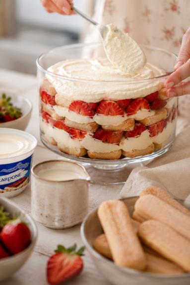 Zdjęcie - Deser mascarpone z owocami i biszkoptami - Przepisy kulinarne ze zdjęciami