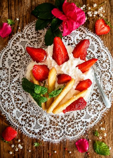 Zdjęcie: Deser mascarpone z owocami i biszkoptami Zdjęcie - Deser mascarpone z owocami i biszkoptami - Przepisy kulinarne ze zdjęciami