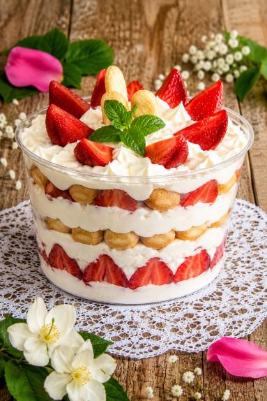 Zdjęcie: Deser mascarpone z owocami i biszkoptami Zdjęcie - Deser mascarpone z owocami i biszkoptami - Przepisy kulinarne ze zdjęciami