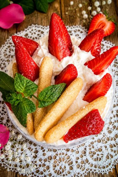 Zdjęcie: Deser mascarpone z owocami i biszkoptami Zdjęcie - Deser mascarpone z owocami i biszkoptami - Przepisy kulinarne ze zdjęciami