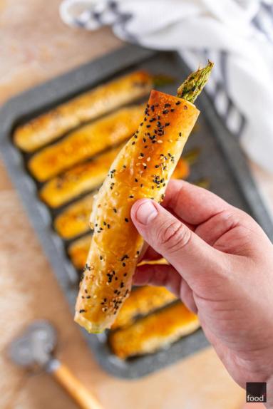 Zdjęcie: Szparagi w cieście filo z serem feta Zdjęcie - Szparagi w cieście filo z serem feta - Przepisy kulinarne ze zdjęciami