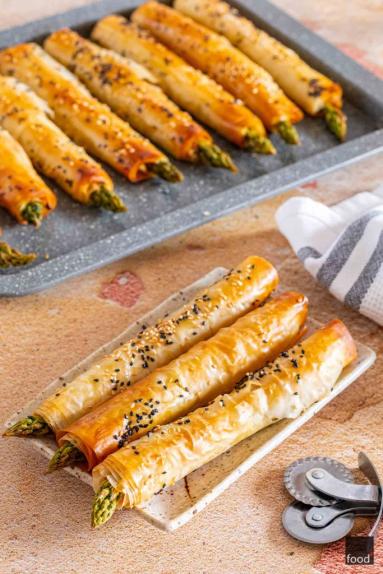 Zdjęcie - Szparagi w cieście filo z serem feta - Przepisy kulinarne ze zdjęciami