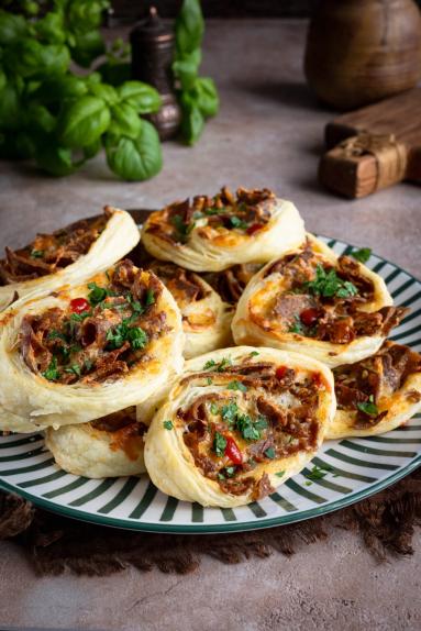 Zdjęcie - Ślimaczki z ciasta francuskiego z mięsem kebabowym - Przepisy kulinarne ze zdjęciami