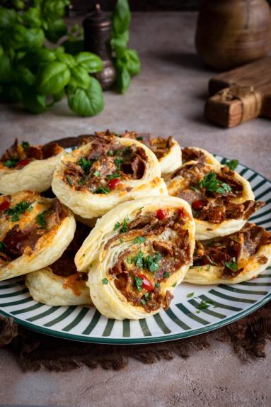 Zdjęcie - Ślimaczki z ciasta francuskiego z mięsem kebabowym - Przepisy kulinarne ze zdjęciami