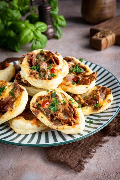 Zdjęcie - Ślimaczki z ciasta francuskiego z mięsem kebabowym - Przepisy kulinarne ze zdjęciami