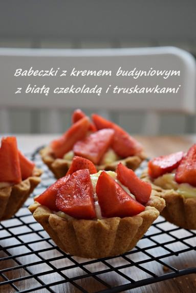 Zdjęcie - Tartaletki orkiszowe z kremem budyniowym i z truskawkami - Napiecyku - Przepisy kulinarne ze zdjęciami